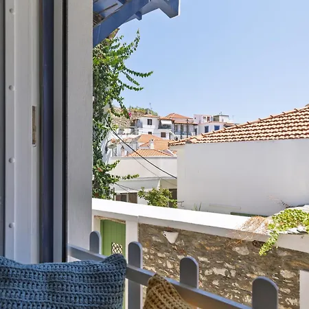 Fronisi House *
