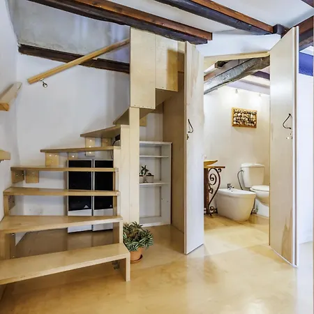 Fronisi House