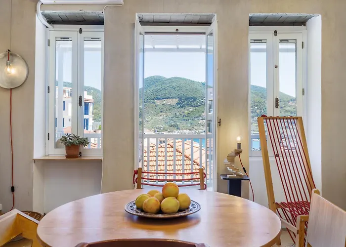 Fronisi House Case de vacanță